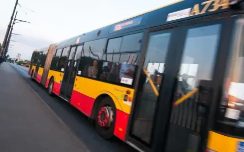 Autobus przegubowy MZK Gorlice w ruchu. Sprawdź mzk gorlice rozkład jazdy, by nie przegapić swojego kursu.