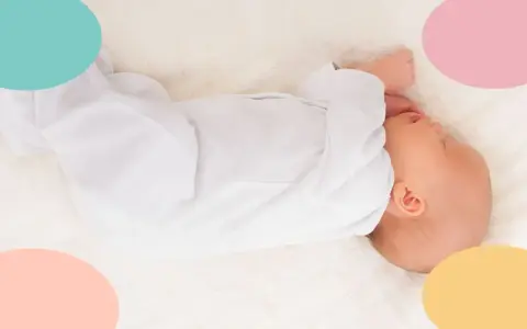 Bebé durmiendo plácidamente. Un momento de paz que marca cuando empiezan a dormir más los bebés.