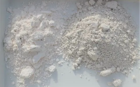 Poudre blanche fine et grumeleuse, illustrant la différence entre chaux vive et chaux hydraulique.