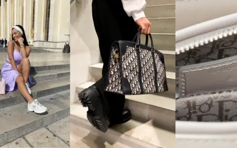 Kobieta w pastelowej sukience i sportowych butach prezentuje różową christian dior torebkę. Obok, inna torebka Dior w granatowe monogramy.
