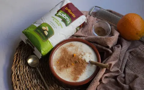 Delicioso arroz con leche casero, preparado con arroz redondo y canela, listo para disfrutar.