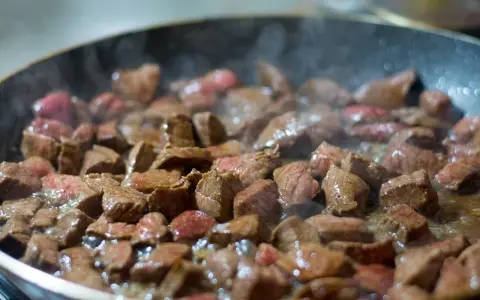 Czy smażyć na oliwie z oliwek? Odkryj zdrowe korzyści i pułapki