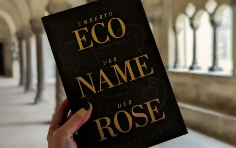 Buchcover von "Der Name der Rose" von Umberto Eco, gehalten in einer Hand.