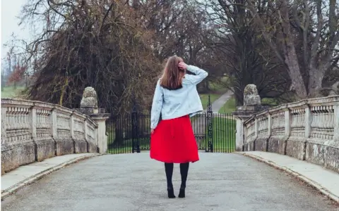 Co do czerwonej spódnicy? Stylizacje na każdą okazję, które zachwycą