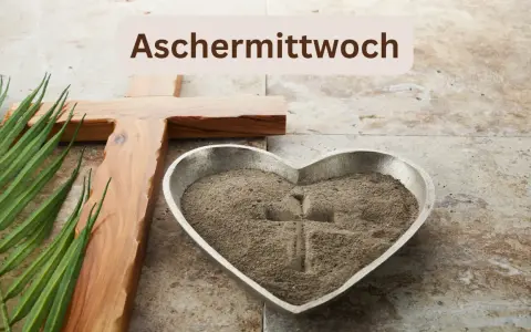 Aschermittwoch: Ein Holzkreuz, Palmzweige und eine Herzschale mit Asche markieren den Beginn der Fastenzeit.