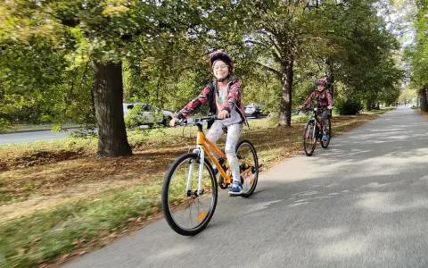 Dzieci na rowerach, czy 20'' czy 24'' to dobry wybór dla 7 latka na przejażdżkę po alei.