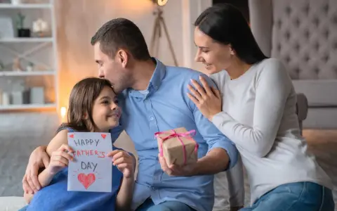 Wzruszający wiersz o dziecku, które z miłością wręcza tacie kartkę "Happy Father's Day" i prezent.