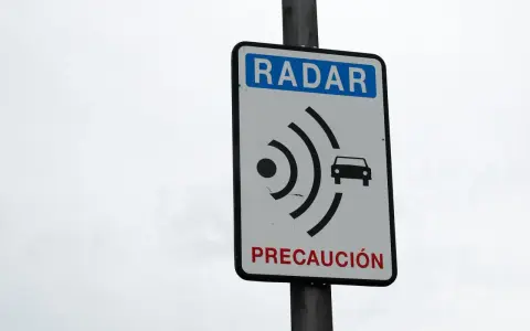 Señal de radar con un coche y ondas, indicando un adelanto de la regla de precaución.
