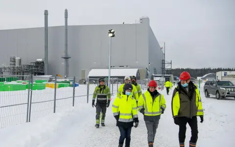 Arbeiter inspizieren eine Anlage für erneuerbare energie schweden im Schnee.