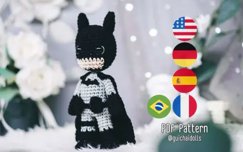 Adorable batman amigurumi con capa y antifaz. Patrón PDF disponible en varios idiomas.