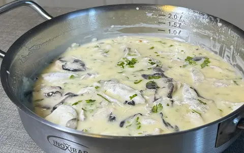 Cocer las cocochas de merluza en una cremosa salsa blanca con perejil picado.