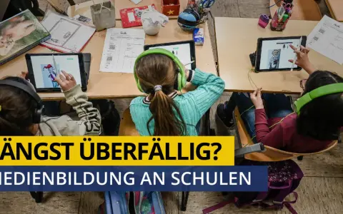 Kinder lernen mit Tablets, als würden sie im **air racing** durch digitale Welten fliegen. Medienbildung an Schulen.