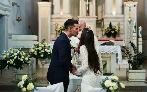 Para młoda całuje się podczas ślubu kościelnego. Czy wdowiec może wziąć ślub kościelny? Tak, jeśli jego poprzednie małżeństwo zostało unieważnione.