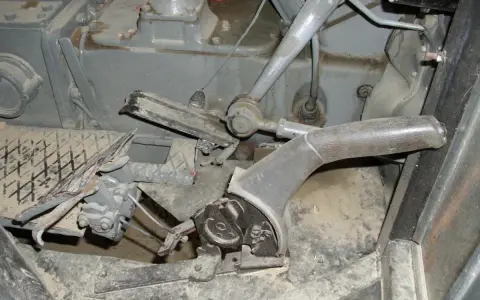 Mechanizm hamulca ręcznego w Ursusie C-330. Pokazuje, jak przerobić ręczny w C330, by był bardziej efektywny.