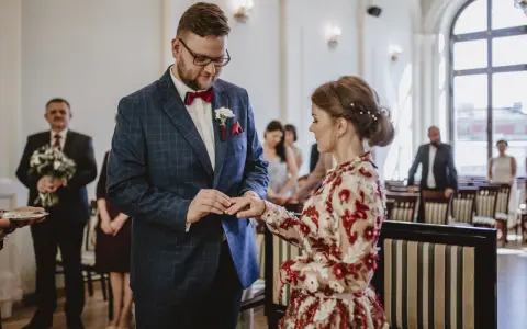 Jakie kolory sukienki do ślubu cywilnego, by wyglądać zjawiskowo?