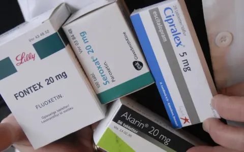 Mehrere Packungen Antidepressiva, darunter Cipralex, Seroxat und Fontex, werden von Händen gehalten.