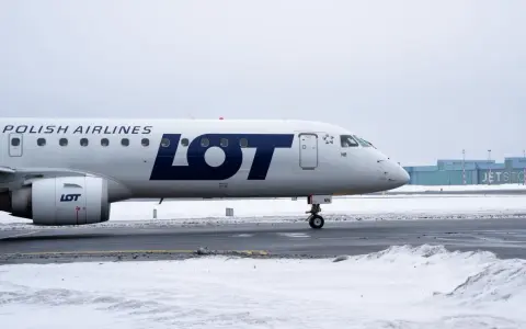 Samolot LOT Polish Airlines na lotnisku. W Polsce jest wiele lotnisk, które obsługują takie maszyny.