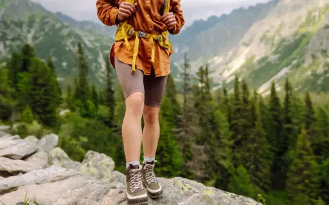 Solidne buty na ferraty na kamienistym szlaku, gotowe na górską przygodę.