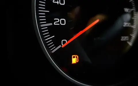Kontrolka paliwa świeci na pomarańczowo. Zastanawiasz się, ile można przejechać na rezerwie? Czas na tankowanie!