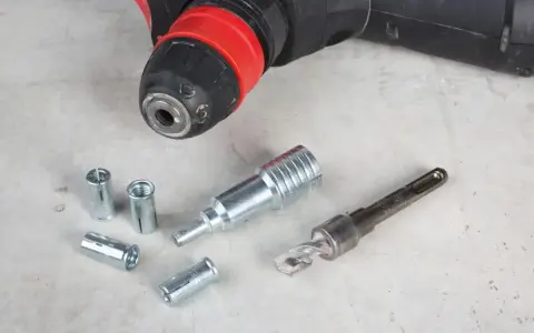 Outils pour retirer cheville à frapper béton : burin, mandrin et chevilles.
