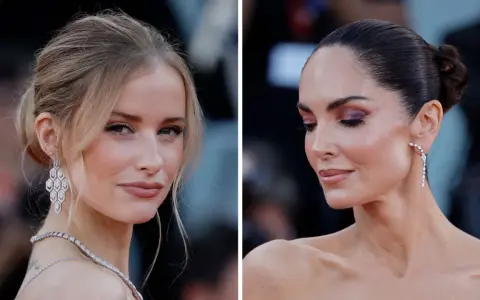 Due donne con acconciature eleganti: una con uno chignon morbido con ciuffo e l'altra con uno chignon basso.