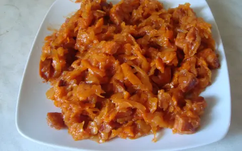 Pyszny bigos z cukinii z kawałkami kiełbasy, duszony do miękkości.