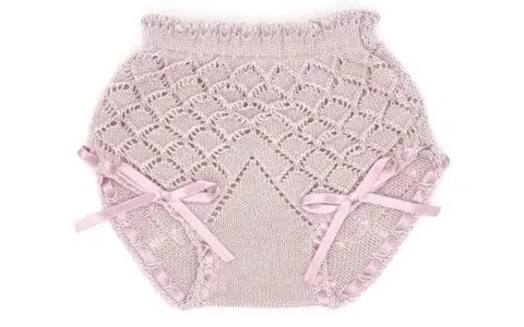 Patrón braguita bebé de punto rosa maquillaje con calados y lazos de satén. Ideal para crear prendas delicadas.