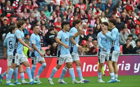 Jugadores del Celta de Vigo celebran un gol contra el Athletic.