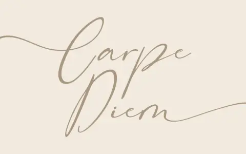 Napis "Carpe Diem" wykonany elegancką, beżową kursywą na jasnym tle.
