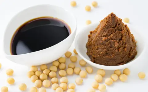 Miso und Sojasauce, beides aus Sojabohnen. Eine gute Alternative, wenn man fragt, was kann man statt Hefe nehmen, für Umami-Geschmack.