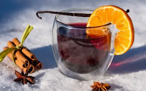 Grzane wino z pomarańczą, laską wanilii, cynamonem i anyżem na śniegu.