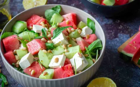 Erfrischender Wassermelonen-Feta-Salat mit Gurke und Pinienkernen – eine köstliche Idee für Wassermelone Rezepte.