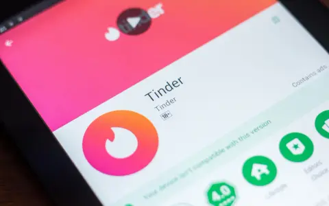 Ekran tabletu z aplikacją Tinder, gdzie szukasz idealnych **tinder pary**. Widoczne logo i nazwa aplikacji.