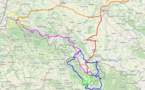Trasy rowerowe w Kotlinie Kłodzkiej, łączące malownicze miejscowości i parki krajobrazowe.
