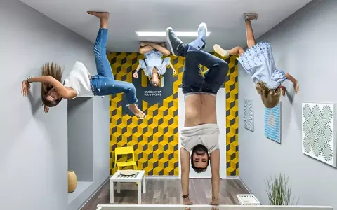 Gente desafiando la gravedad en el museo de las ilusiones Madrid. ¡Una experiencia que te volará la cabeza!