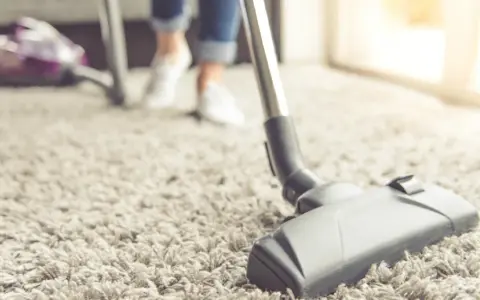 Jak prac dywan pluszowy - skuteczne metody czyszczenia i pielęgnacji