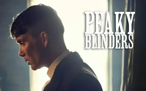 El icónico bso de Peaky Blinders suena mientras Tommy Shelby reflexiona.