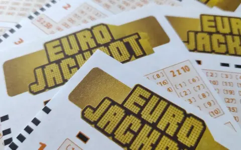 Euro na Majorce: Płać mądrze kartą i gotówką, unikaj pułapek!