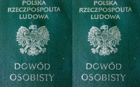 Dwa zielone okładki dowodów osobistych PRL z orłem. Bezterminowy dowód osobisty, dokument tożsamości.