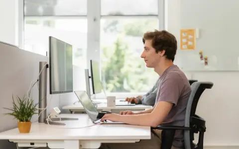 Jonge man werkt geconcentreerd aan laptop. Dit is een voorbeeld van self assessment betekenis: reflecteren op eigen werk.