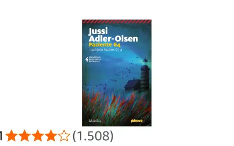 Copertina del libro "Paziente 64" di Jussi Adler-Olsen, con un faro e uccelli su uno sfondo blu scuro.