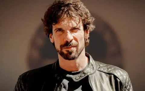 Ritratto di Francesco Montanari, attore noto per i suoi ruoli in film e programmi TV. Indossa una giacca di pelle.