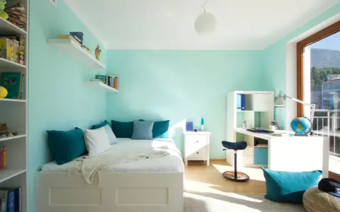 Habitación juvenil con paredes en colores combinar verde menta y azul turquesa en cojines y accesorios.