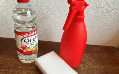 Butelka octu spirytusowego 10%, czerwony spryskiwacz i biała gąbka. Czy ocet odtłuszcza? To zestaw do domowych porządków.
