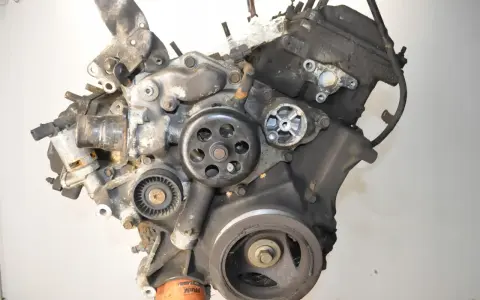 Silnik 5.7 Hemi, widoczny z przodu, z widocznymi kołami pasowymi i elementami osprzętu.