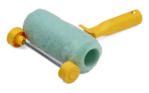 En grön roller med gult handtag, perfekt för att jämnt fördela tapetlim.