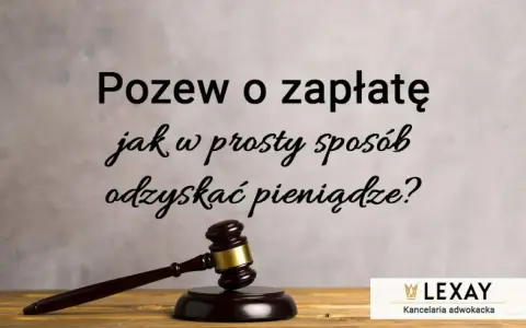 Pozew o zapłatę - jakie sprawy można załatwić w e-sądzie, by odzyskać pieniądze? Młotek sędziowski na drewnianym tle.