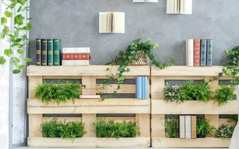 Scaffali in pallet con piante e libri, perfetti per idee per abbellire casa fai da te.