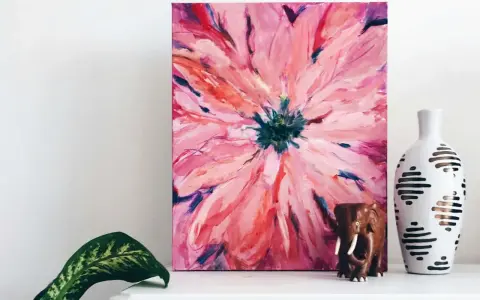 Peinture abstraite de fleur rose vif, avec un éléphant en bois et un vase décoratif. Une idée pour comment tendre une toile sur un chassis.
