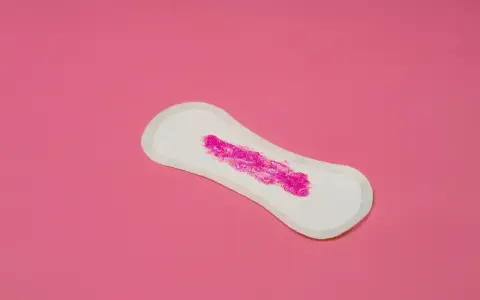 Compresa con brillo rosa simulando que la regla solo mancho al limpiarme.